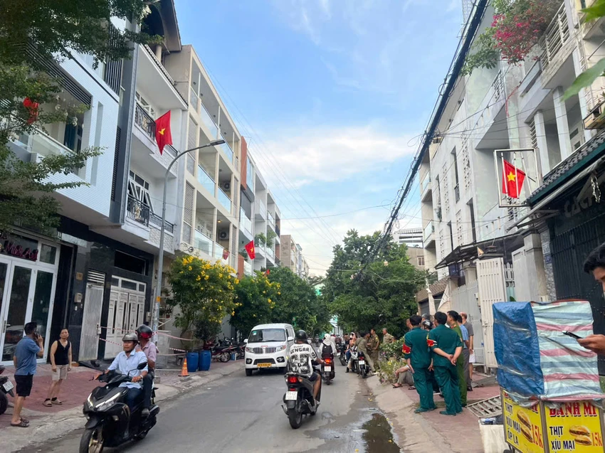 Hiện trường hỏa hoạn xảy ra tại căn nhà 3 tầng trong hẻm trên đường Đặng Thùy Trâm, phường 13, quận Bình Thạnh