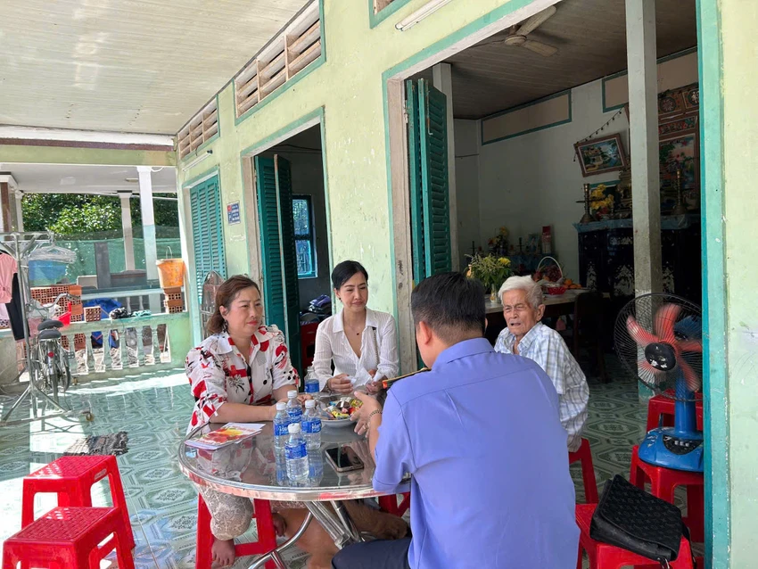 Các điều tra viên Cơ quan điều tra VKSND Tối cao đã đến nhà bà Nguyễn Thị Hiền (mẹ của bé Trân) để ghi nhận các yêu cầu của bà. Ảnh: VY
