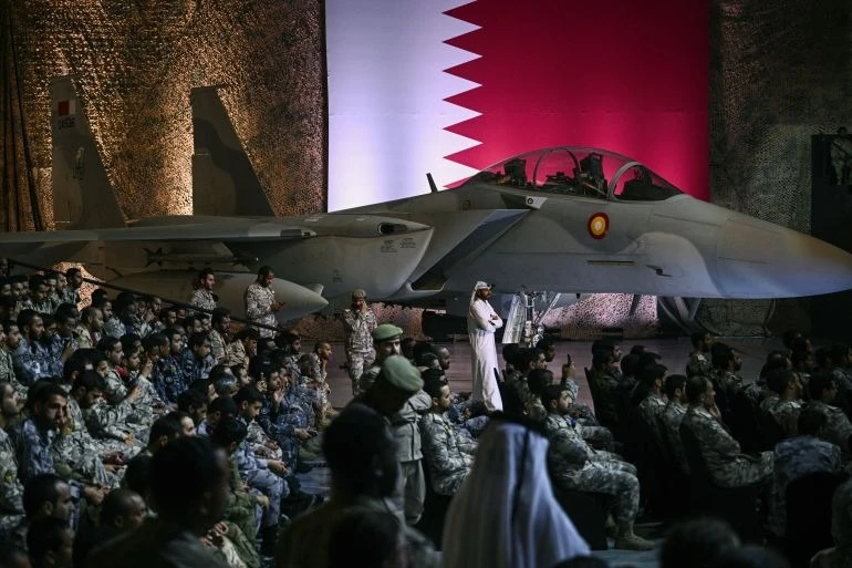 Binh sĩ và nhân viên Mỹ, Qatar chờ đón Tổng thống Mỹ Donald Trump tại căn cứ quân sự Al Udeid (phía tây nam Doha, Qatar) ngày 15-5. Ảnh: Brendan Smialowski/AFP