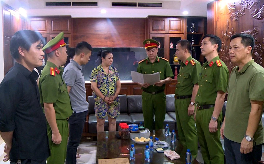 Cơ quan Cảnh sát điều tra thi hành các quyết định, lệnh khởi tố đối với Nguyễn Huy Tùng con trai của giang hồ Mạnh 'gỗ' ở Thanh Hóa.