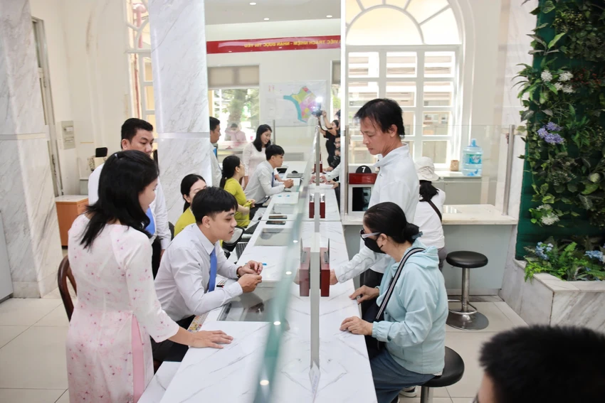 Chủ tịch UBND TP.HCM yêu cầu các cơ quan, đơn vị, địa phương kiểm tra, chấn chỉnh, không để xảy ra tình trạng “cò làm giấy tờ” tại các Trung tâm Phục vụ hành chính công, bộ phận một cửa. Ảnh: NGUYỆT NHI