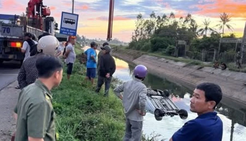 Ô tô lật xuống kênh ven quốc lộ 29, tài xế tử vong
