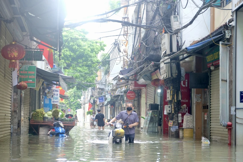 Nhiều ngày sau mưa, làng bún Phú Đô ở Hà Nội vẫn bì bõm trong nước