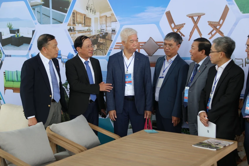 Lãnh đạo tỉnh Bình Định giới thiệu về thế mạnh các sản phẩm gỗ và xuất khẩu gỗ sang thị trường Canada