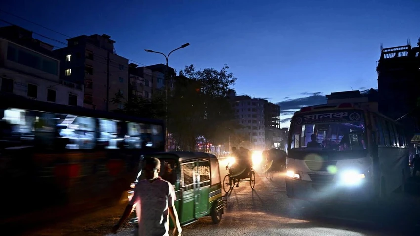 Mất điện ở ở trung tâm thủ đô Dhaka (Bangladesh) ngày 4-10. Ảnh AFP
