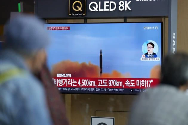 Chương trình tin tức tường thuật về vụ phóng tên lửa của Triều Tiên tại Ga Tàu Seoul ở thủ đô Seoul (Hàn Quốc). Ảnh AP Chương trình tin tức tường thuật về vụ phóng tên lửa của Triều Tiên tại Ga Tàu Seoul ở thủ đô Seoul (Hàn Quốc). Ảnh AP