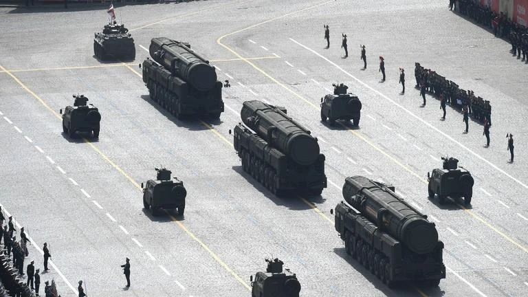 Các binh sĩ Nga trưng bày tên lửa hạt nhân tầm xa RS-24 Yars trong lễ duyệt binh mừng Ngày Chiến thắng tại thủ đô Moscow (Nga) ngày 7-5. Ảnh: SPUTNIK Các binh sĩ Nga trưng bày tên lửa hạt nhân tầm xa RS-24 Yars trong lễ duyệt binh mừng Ngày Chiến thắng tại thủ đô Moscow (Nga) ngày 7-5. Ảnh: SPUTNIK