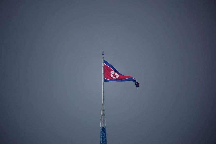 Cột cờ Triều Tiên ở làng Gijungdong (Triều Tiên) nhìn từ một chốt quân sự Hàn Quốc tại Khu phi quân sự liên Triều ngày 19-7. Ảnh: REUTERS Cột cờ Triều Tiên ở làng Gijungdong (Triều Tiên) nhìn từ một chốt quân sự Hàn Quốc tại Khu phi quân sự liên Triều ngày 19-7. Ảnh: REUTERS