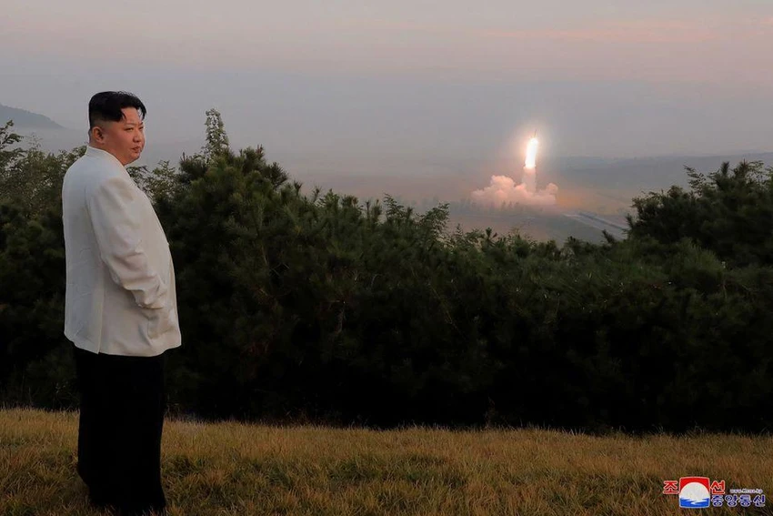 Nhà lãnh đạo Triều Tiên Kim Jong-un giám sát một vụ phóng tên lửa tại một địa điểm không được tiết lộ ở Triều Tiên. Ảnh: KCNA Nhà lãnh đạo Triều Tiên Kim Jong-un giám sát một vụ phóng tên lửa tại một địa điểm không được tiết lộ ở Triều Tiên. Ảnh: KCNA