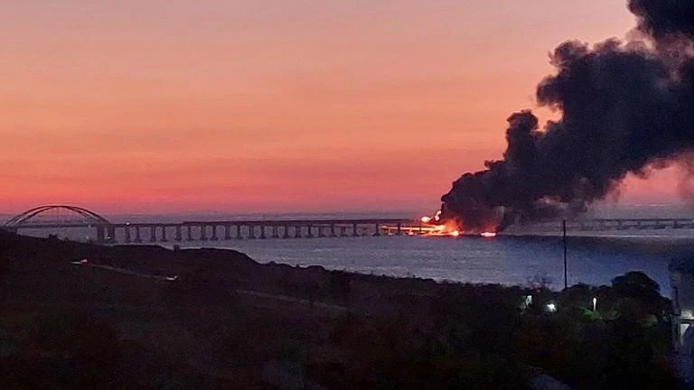 Cháy trên cầu Crimea sau một vụ nổ xe tải ngày 8-10. Ảnh: SPUTNIK Cháy trên cầu Crimea sau một vụ nổ xe tải ngày 8-10. Ảnh: SPUTNIK