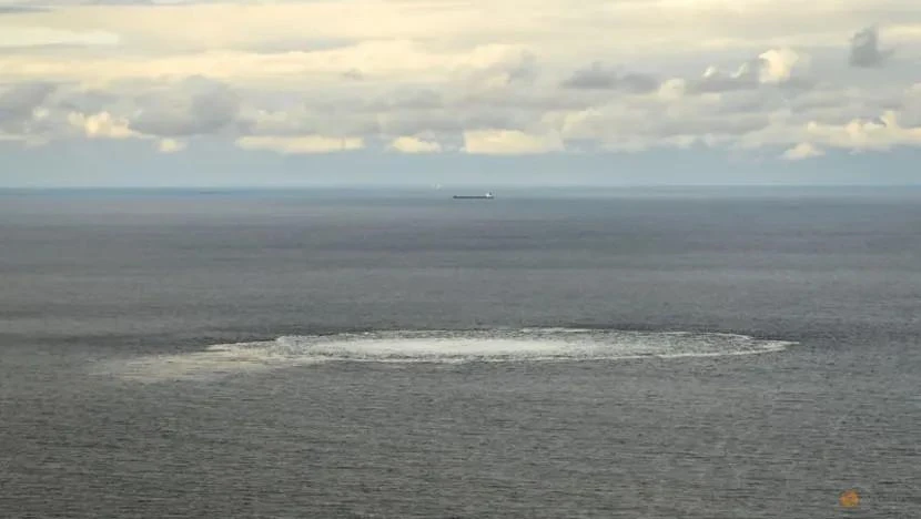 Rò rỉ khí đốt tại đường ống Nord Stream ở giữa biển ở Đan Mạch ngày 30-9. Ảnh: REUTERS Rò rỉ khí đốt tại đường ống Nord Stream ở giữa biển ở Đan Mạch ngày 30-9. Ảnh: REUTERS