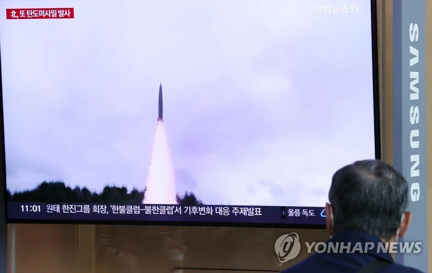 Một bản tin về một vụ phóng tên lửa của Triều Tiên đang được chiếu trên TV tại ga Seoul ở Seoul (Hàn Quốc) ngày 9-10. Ảnh: YONHAP Một bản tin về một vụ phóng tên lửa của Triều Tiên đang được chiếu trên TV tại ga Seoul ở Seoul (Hàn Quốc) ngày 9-10. Ảnh: YONHAP
