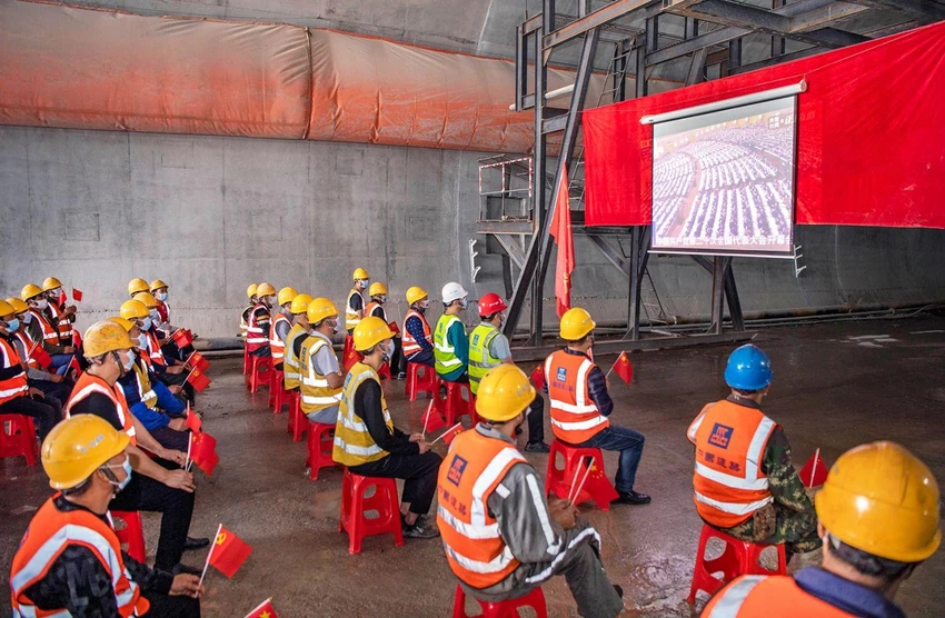 Công nhân xây dựng xem truyền hình trực tiếp phiên khai mạc Đại hội đảng Cộng sản TQ lần thứ 20 tại thành phố Trường Sa, tỉnh Hồ Nam. Ảnh: VCG Công nhân xây dựng xem truyền hình trực tiếp phiên khai mạc Đại hội đảng Cộng sản TQ lần thứ 20 tại thành phố Trường Sa, tỉnh Hồ Nam. Ảnh: VCG