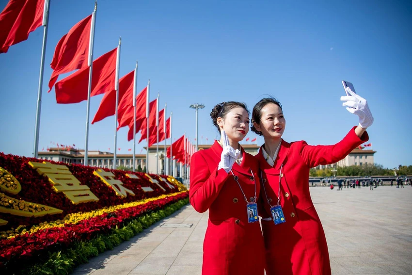 Các tình nguyện viên chụp ảnh selfie bên ngoài Đại lễ đường Nhân dân ở Bắc Kinh ngày 16-10. Ảnh: VCG Các tình nguyện viên chụp ảnh selfie bên ngoài Đại lễ đường Nhân dân ở Bắc Kinh ngày 16-10. Ảnh: VCG