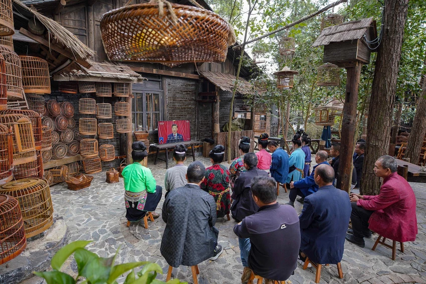 Người dân ở huyện Đan Trại, tỉnh Quý Châu (TQ) theo dõi phiên khai mạc Đại hội đảng. Ảnh: AFP Người dân ở huyện Đan Trại, tỉnh Quý Châu (TQ) theo dõi phiên khai mạc Đại hội đảng. Ảnh: AFP
