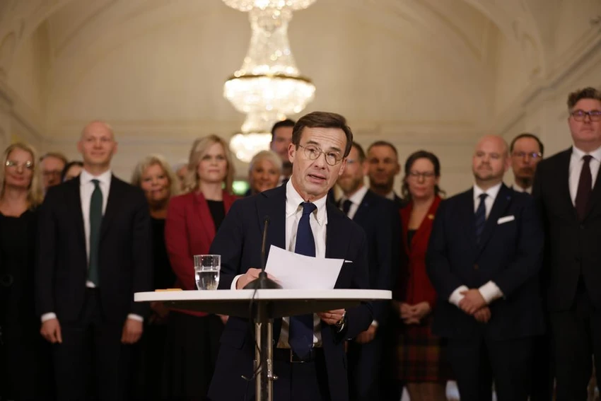 Tân Thủ tướng Thụy Điển - ông Ulf Kristersson trong buổi giới thiệu nội các mới tại thủ đô Stockholm (Thụy Điển) ngày 18-10. Ảnh: AP Tân Thủ tướng Thụy Điển - ông Ulf Kristersson trong buổi giới thiệu nội các mới tại thủ đô Stockholm (Thụy Điển) ngày 18-10. Ảnh: AP