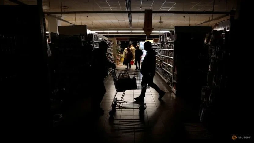 Người dân mua sắm trong siêu thị khi thành phố Kharkiv bị cúp điện ngày 17-10. Ảnh: REUTERS Người dân mua sắm trong siêu thị khi thành phố Kharkiv bị cúp điện ngày 17-10. Ảnh: REUTERS