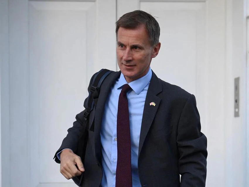 Bộ trưởng Tài chính - ông Jeremy Hunt bên ngoài ngôi nhà của ông ở thủ đô London (Anh) ngày 18-10. Ảnh: REUTERS Bộ trưởng Tài chính - ông Jeremy Hunt bên ngoài ngôi nhà của ông ở thủ đô London (Anh) ngày 18-10. Ảnh: REUTERS