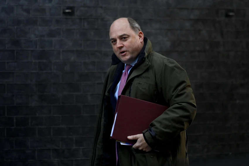 Bộ trưởng Quốc phòng Anh Ben Wallace đi dạo trên Phố Downing, thủ đô London (Anh), ngày 11-10. Ảnh: REUTERS Bộ trưởng Quốc phòng Anh Ben Wallace đi dạo trên Phố Downing, thủ đô London (Anh), ngày 11-10. Ảnh: REUTERS