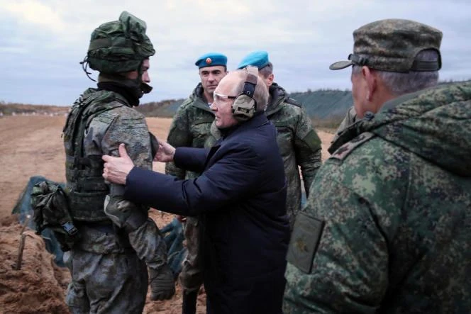 Tổng thống Nga Vladimir Putin đến thăm căn cứ quân sự ở vùng Ryazan ngày 20-10. Ảnh: AP