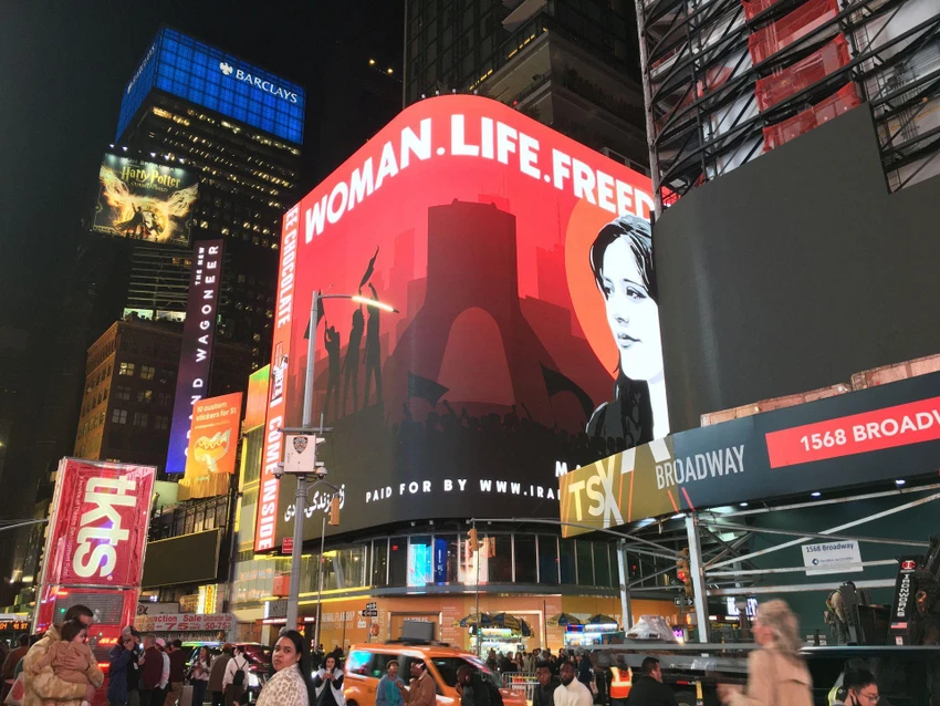 Một màn hình tại Quảng trường Thời đại ở thành phố New York (Mỹ) ngày 27-10 chiếu hình ảnh cô Mahsa Amini - cô gái Iran qua đời sau khi bị cảnh sát Iran bắt giữ. Ảnh: REUTERS Một màn hình tại Quảng trường Thời đại ở thành phố New York (Mỹ) ngày 27-10 chiếu hình ảnh cô Mahsa Amini - cô gái Iran qua đời sau khi bị cảnh sát Iran bắt giữ. Ảnh: REUTERS