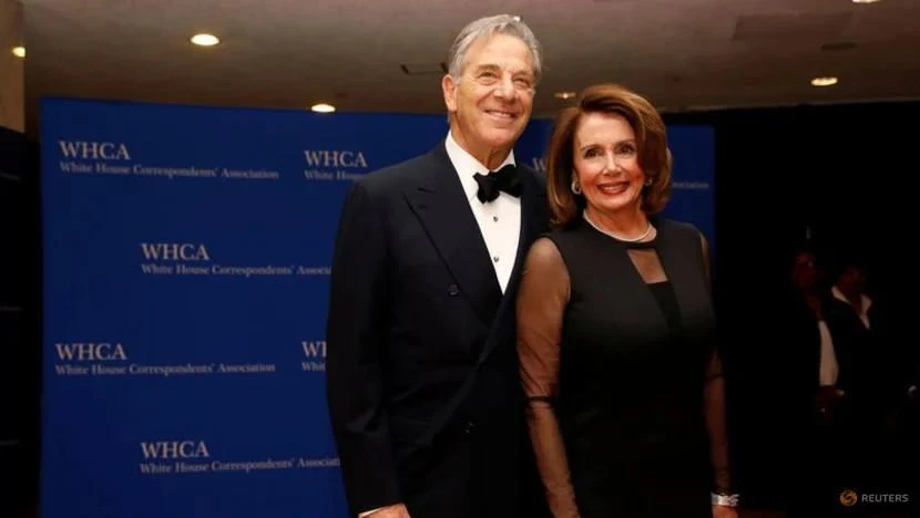 Vợ chồng Chủ tịch Hạ viện Mỹ Nancy Pelosi tại buổi tiệc của Hiệp hội Phóng viên Nhà Trắng ở thủ đô Washington D.C (Mỹ) ngày 28-4-2018. Ảnh: REUTERS Vợ chồng Chủ tịch Hạ viện Mỹ Nancy Pelosi tại buổi tiệc của Hiệp hội Phóng viên Nhà Trắng ở thủ đô Washington D.C (Mỹ) ngày 28-4-2018. Ảnh: REUTERS