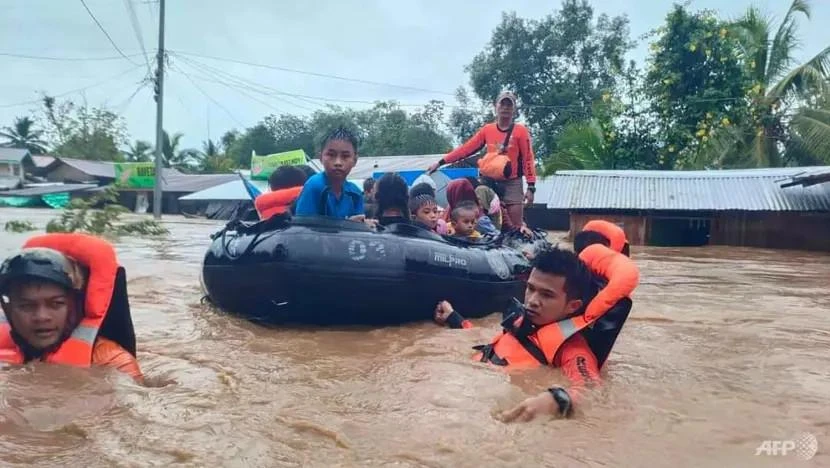 Nhân viên cứu hộ sơ tán người dân khỏi khu vực ngập lụt do bão Nalgae gây ra ở đảo Mindanao (Philippines) ngày 28-10. Ảnh: AFP Nhân viên cứu hộ sơ tán người dân khỏi khu vực ngập lụt do bão Nalgae gây ra ở đảo Mindanao (Philippines) ngày 28-10. Ảnh: AFP