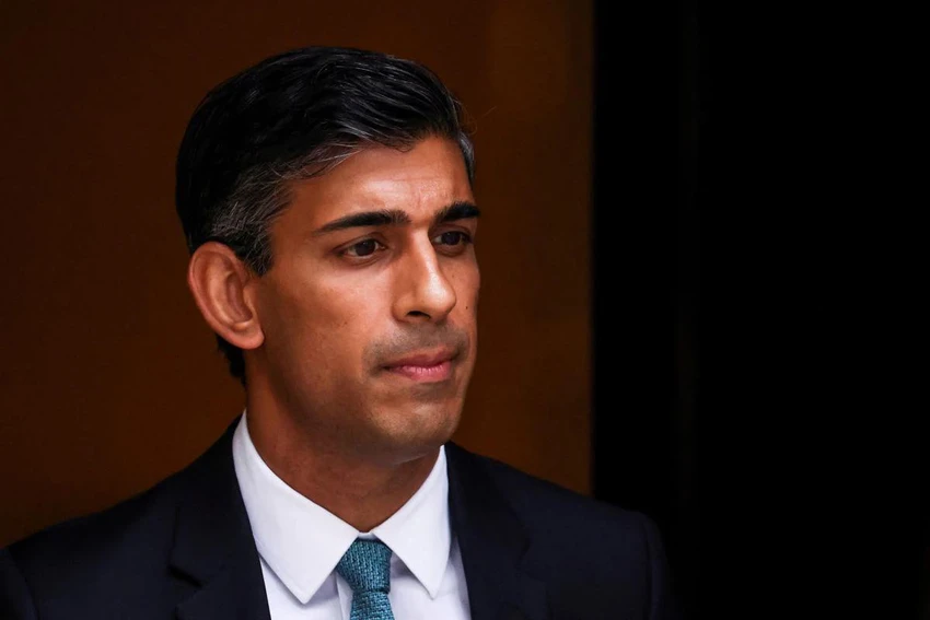 Thủ tướng Anh Rishi Sunak bên ngoài dinh thủ tướng Anh, Số 10 Phố Downing, thủ đô London ngày 26-10. Ảnh: REUTERS
