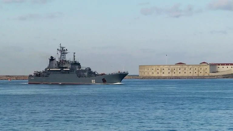 Tàu chiến Nga tiến vào cảng Sevastopol, phía tây nam bán đảo Crimea. Ảnh: RT Tàu chiến Nga tiến vào cảng Sevastopol, phía tây nam bán đảo Crimea. Ảnh: RT