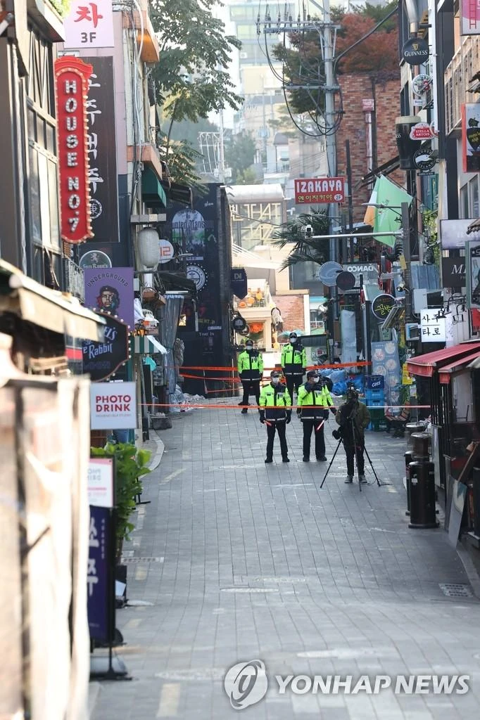 Ngày 31-10 cảnh sát phong tỏa hiện trường vụ giẫm đạp Halloween ở quận Itaewon. Ảnh: YONHAP Ngày 31-10 cảnh sát phong tỏa hiện trường vụ giẫm đạp Halloween ở quận Itaewon. Ảnh: YONHAP