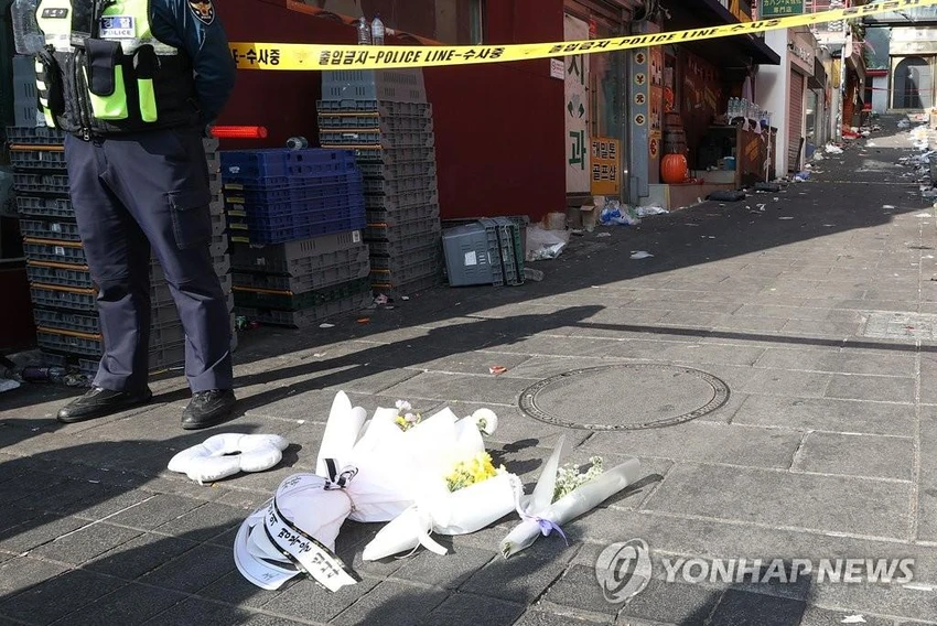 Hoa đặt tại nơi xảy ra thảm kịch giẫm đạp ở Itaewon. Ảnh: YONHAP Hoa đặt tại nơi xảy ra thảm kịch giẫm đạp ở Itaewon. Ảnh: YONHAP