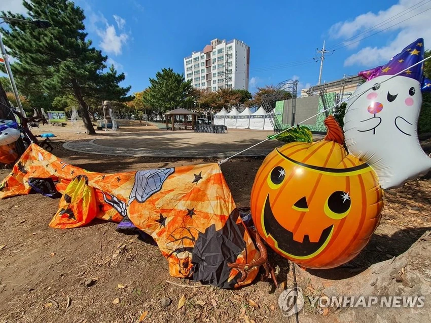 Hàn Quốc hủy bỏ các sự kiện mừng Halloween sau vụ giẫm đạp thảm khốc trong lễ Halloween ở quận Itaewon. Ảnh: YONHAP Hàn Quốc hủy bỏ các sự kiện mừng Halloween sau vụ giẫm đạp thảm khốc trong lễ Halloween ở quận Itaewon. Ảnh: YONHAP