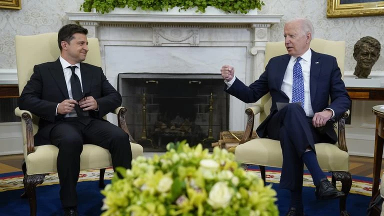 Tổng thống Mỹ Joe Biden (trái) gặp Tổng thống Ukraine - ông Volodymyr Zelensky tại Nhà Trắng, thủ đô Washington D.C. (Mỹ) ngày 1-9-2021. Ảnh: AP Tổng thống Mỹ Joe Biden (trái) gặp Tổng thống Ukraine - ông Volodymyr Zelensky tại Nhà Trắng, thủ đô Washington D.C. (Mỹ) ngày 1-9-2021. Ảnh: AP