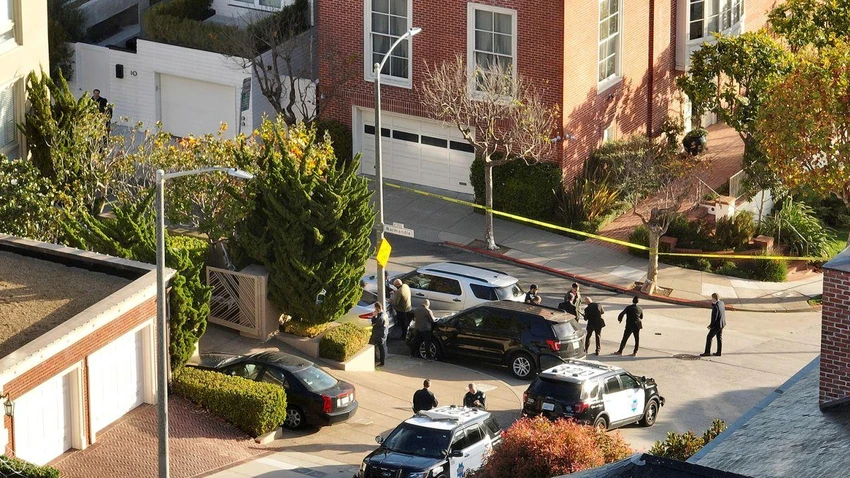 Lực lượng cảnh sát thành phố San Francisco, bang California và đặc vụ của Cục Điều tra Liên bang (FBI) tập trung trước nhà của Chủ tịch Hạ viện Nancy Pelosi vào ngày 28-10. Ảnh: CNN Lực lượng cảnh sát thành phố San Francisco, bang California và đặc vụ của Cục Điều tra Liên bang (FBI) tập trung trước nhà của Chủ tịch Hạ viện Nancy Pelosi vào ngày 28-10. Ảnh: CNN