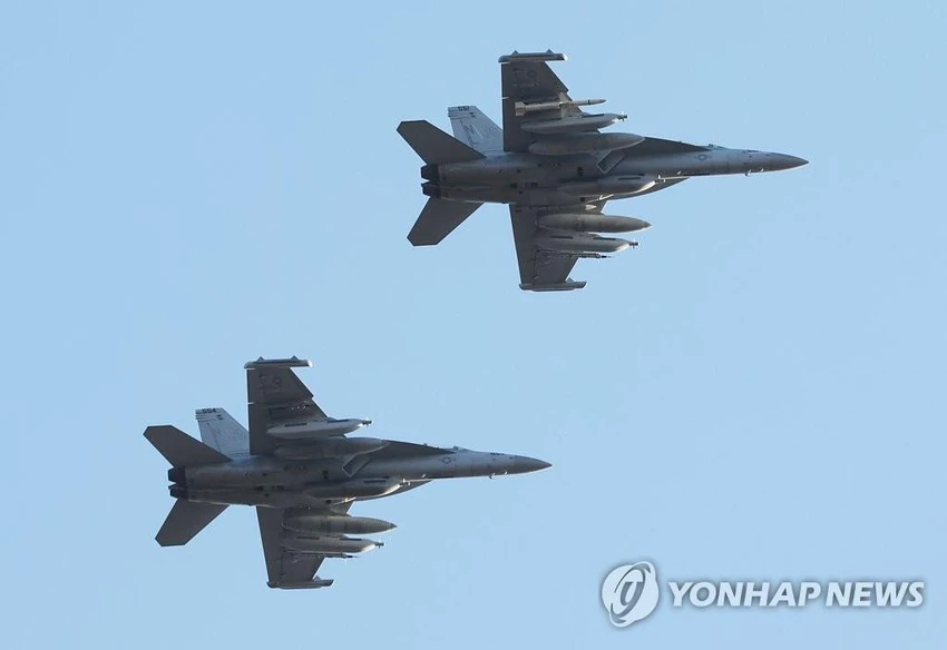 Máy bay tác chiến điện tử EA-18G bay trên bầu trời Căn cứ Không quân Osan, tỉnh Gyeonggi (Hàn Quốc) ngày 2-11 trong cuộc tập trận không quân Vigilant Storm của quân đội Mỹ và Hàn Quốc. Ảnh: YONHAP Máy bay tác chiến điện tử EA-18G bay trên bầu trời Căn cứ Không quân Osan, tỉnh Gyeonggi (Hàn Quốc) ngày 2-11 trong cuộc tập trận không quân Vigilant Storm của quân đội Mỹ và Hàn Quốc. Ảnh: YONHAP