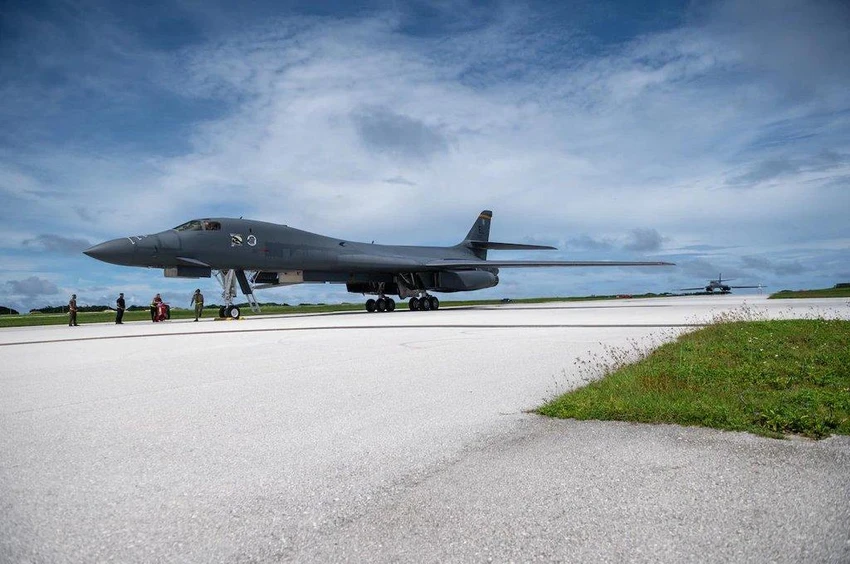 Máy bay ném bom chiến lược B-1B tại Căn cứ Không quân trên đảo Guam. Ảnh: YONHAP Máy bay ném bom chiến lược B-1B tại Căn cứ Không quân trên đảo Guam. Ảnh: YONHAP