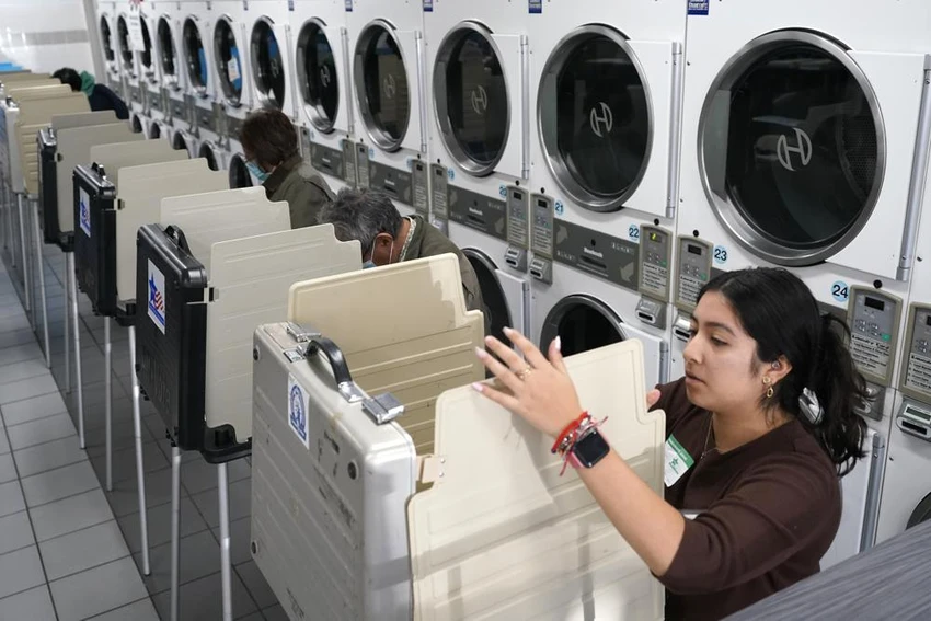 Nhân viên thiết lập thêm một buồng bỏ phiếu ở tiệm giặt là Su Nueva Lavanderia, thành phố Chicago. Ảnh: AP Nhân viên thiết lập thêm một buồng bỏ phiếu ở tiệm giặt là Su Nueva Lavanderia, thành phố Chicago. Ảnh: AP