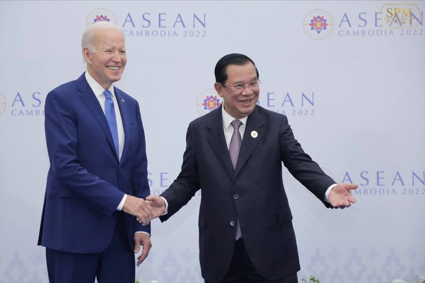 Chiều 12-11, ông Biden gặp lãnh đạo các nước ASEAN tại Hội nghị Cấp cao ASEAN-Mỹ lần thứ 10 ở khách sạn Sokha Phnom Penh. Trong ảnh là Tổng thống Mỹ Joe Biden (trái) và Thủ tướng Campuchia Hun Sen. Ảnh: KHMERTIMES Chiều 12-11, ông Biden gặp lãnh đạo các nước ASEAN tại Hội nghị Cấp cao ASEAN-Mỹ lần thứ 10 ở khách sạn Sokha Phnom Penh. Trong ảnh là Tổng thống Mỹ Joe Biden (trái) và Thủ tướng Campuchia Hun Sen. Ảnh: KHMERTIMES