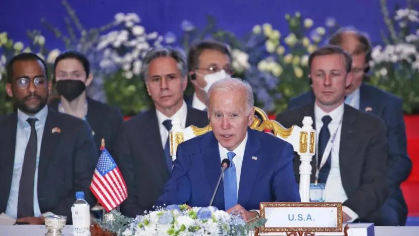 Tổng thống Mỹ Joe Biden (giữa) tại Hội nghị cấp cao ASEAN-Mỹ ở thủ đô Phnom Penh (Campuchia) vào 12-11. Ảnh: AFP Tổng thống Mỹ Joe Biden (giữa) tại Hội nghị cấp cao ASEAN-Mỹ ở thủ đô Phnom Penh (Campuchia) vào 12-11. Ảnh: AFP