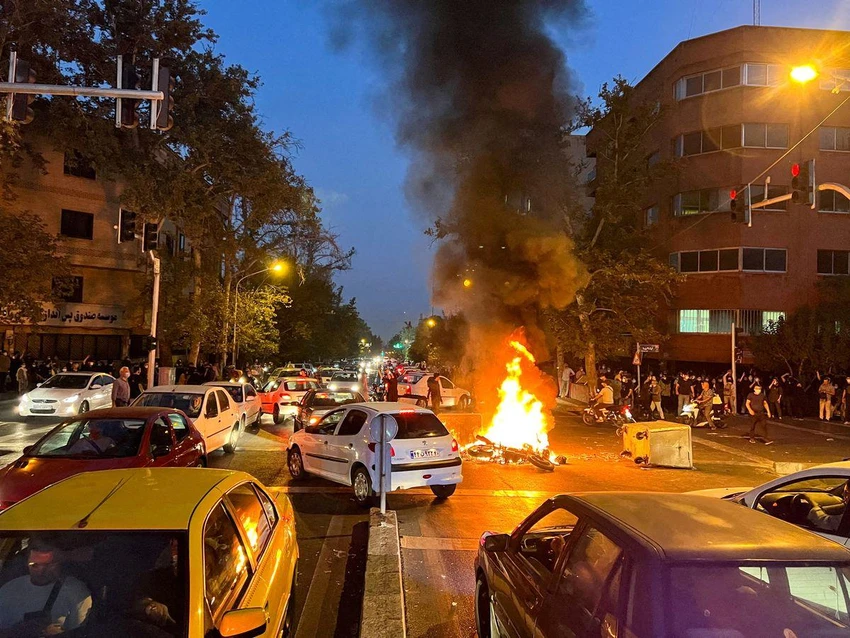 Biểu tình phản đối cái chết của cô Mahsa Amini tại thủ đô Tehran (Iran) ngày 19-9. Ảnh: REUTERS Biểu tình phản đối cái chết của cô Mahsa Amini tại thủ đô Tehran (Iran) ngày 19-9. Ảnh: REUTERS