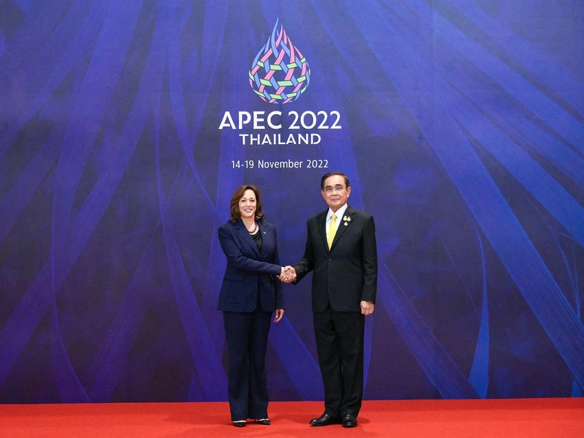 Thủ tướng Thái Lan Prayuth Chan-ocha (phải) và Phó Tổng thống Mỹ Kamala Harris tại Hội nghị cấp cao APEC 2022 ở thủ đô Bangkok (Thái Lan) ngày 18-11. Ảnh: REUTERS Thủ tướng Thái Lan Prayuth Chan-ocha (phải) và Phó Tổng thống Mỹ Kamala Harris tại Hội nghị cấp cao APEC 2022 ở thủ đô Bangkok (Thái Lan) ngày 18-11. Ảnh: REUTERS