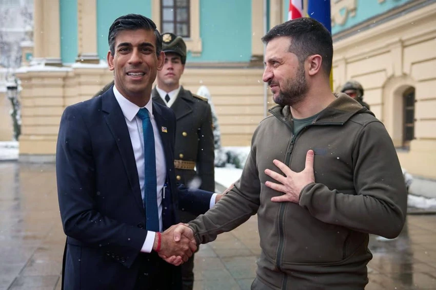 Thủ tướng Anh Rishi Sunak (trái) bắt tay với Tổng thống Ukraine Volodymyr Zelensky trong chuyến thăm đến thủ đô Kiev (Ukraine) ngày 19-11. Ảnh: AFP Thủ tướng Anh Rishi Sunak (trái) bắt tay với Tổng thống Ukraine Volodymyr Zelensky trong chuyến thăm đến thủ đô Kiev (Ukraine) ngày 19-11. Ảnh: AFP