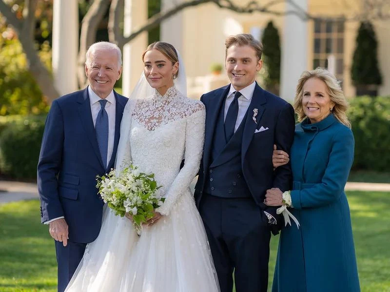 Tổng thống Mỹ Joe Biden và phu nhân bên vợ chồng cháu gái tại lễ cưới. Ảnh: WHITE HOUSE. Tổng thống Mỹ Joe Biden và phu nhân bên vợ chồng cháu gái tại lễ cưới. Ảnh: WHITE HOUSE.