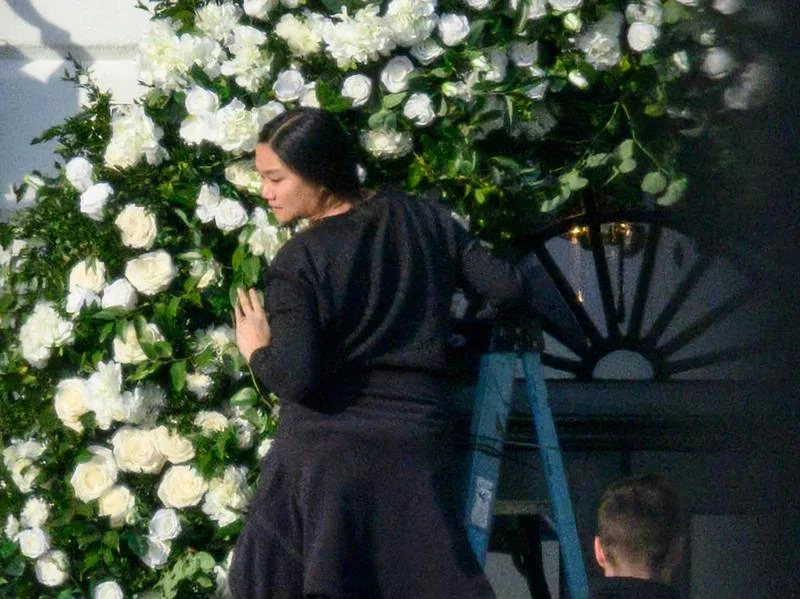 Công nhân chuẩn bị cho lễ cưới. Ảnh: AFP. Công nhân chuẩn bị cho lễ cưới. Ảnh: AFP.