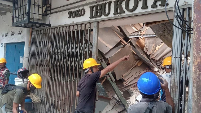 Công nhân kiểm tra một cửa hàng hư hại sau trận động đất ở khu vực Cianjur, tỉnh Tây Java (Indonesia) ngày 21-11. Ảnh: CNN Công nhân kiểm tra một cửa hàng hư hại sau trận động đất ở khu vực Cianjur, tỉnh Tây Java (Indonesia) ngày 21-11. Ảnh: CNN