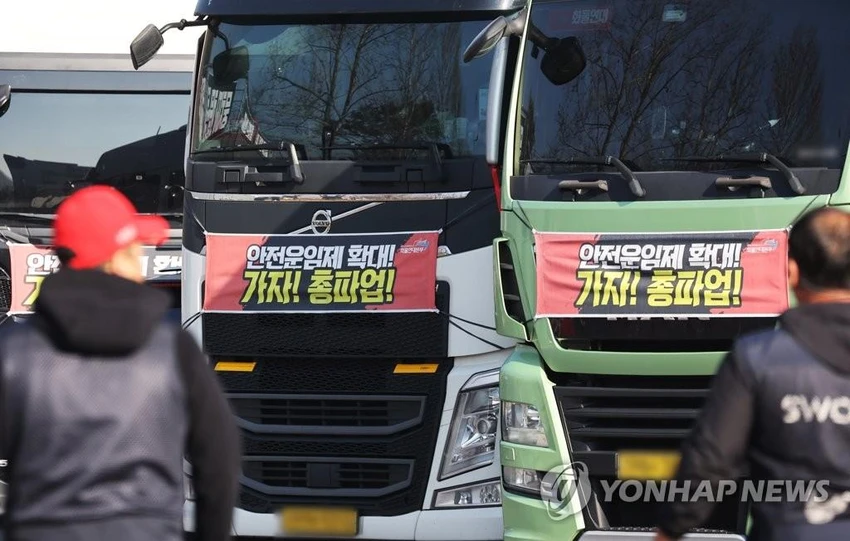 Những chiếc xe tải mang thông điệp đình công đậu tại một kho container ở thành phố Uiwang, tỉnh Gyeonggi (Hàn Quốc) ngày 23-11. Ảnh: YONHAP Những chiếc xe tải mang thông điệp đình công đậu tại một kho container ở thành phố Uiwang, tỉnh Gyeonggi (Hàn Quốc) ngày 23-11. Ảnh: YONHAP