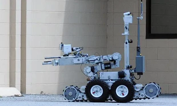 Robot gỡ bom Remotec F6A. Ảnh: HẢI QUÂN MỸ.