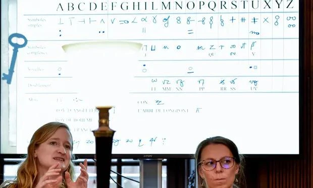 Bà Cécile Pierrot (trái) và nhà sử học Camille Desenclos giải thích về quá trình giải mã bức thư của Hoàng đế Charles V. Ảnh: AFP. Bà Cécile Pierrot (trái) và nhà sử học Camille Desenclos giải thích về quá trình giải mã bức thư của Hoàng đế Charles V. Ảnh: AFP.