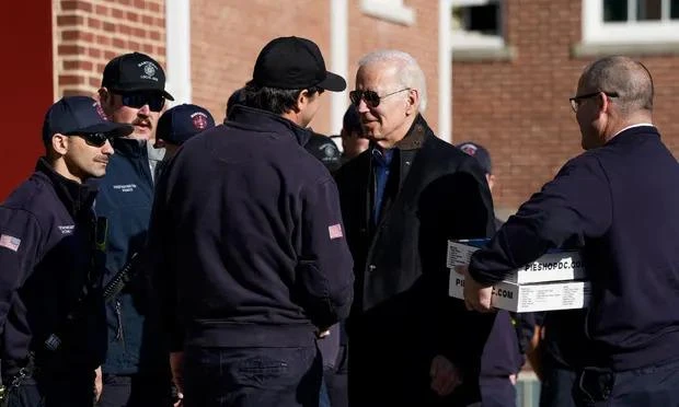 Tổng thống Biden gặp các nhân viên tại cơ quan cứu hỏa ở Nantucket, Massachusetts. Ảnh: REUTERS.