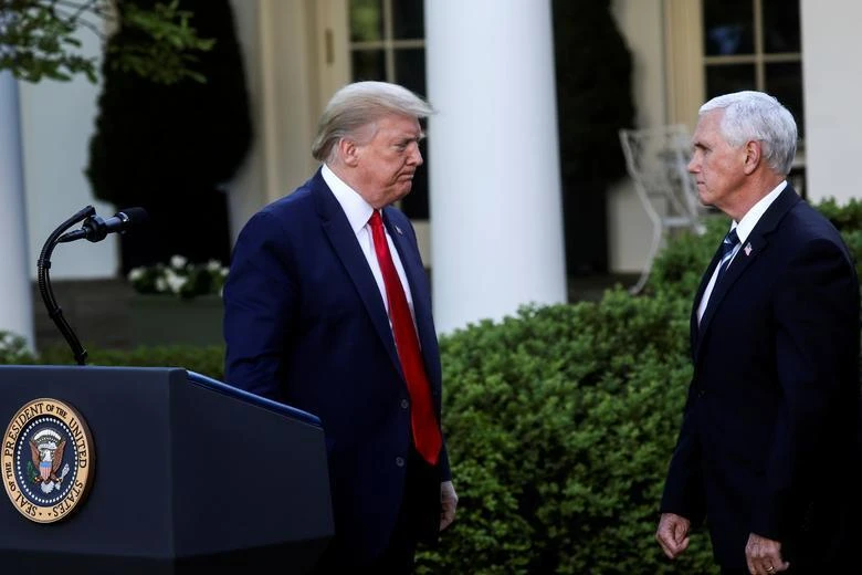 Dù không khẳng định trực tiếp, cựu Phó Tổng thống Mỹ Mike Pence (phải) tiết lộ ông không ủng hộ ông Trump tái tranh cử tổng thống Mỹ. Ảnh: REUTERS Dù không khẳng định trực tiếp, cựu Phó Tổng thống Mỹ Mike Pence (phải) tiết lộ ông không ủng hộ ông Trump tái tranh cử tổng thống Mỹ. Ảnh: REUTERS